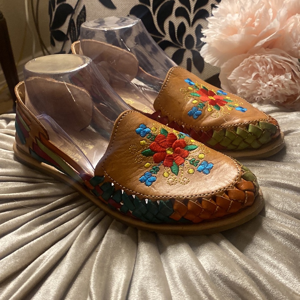 ๐ Embroidered flower Leather Huarache Sandals size 8 Super Cute and comfy - Picture 5 of 5